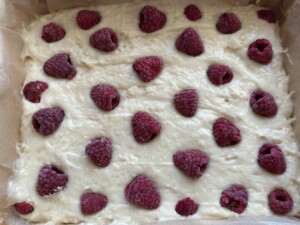 Ciasto maślankowe z mrożonymi malinami - IMG 2249