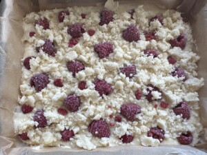 Ciasto maślankowe z mrożonymi malinami - IMG 2252