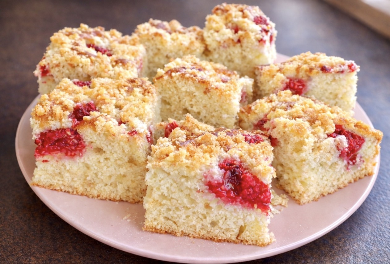 Ciasto maślankowe z mrożonymi malinami - IMG 2539