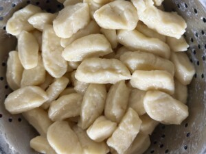 Kluski leniwe z boczkiem i cebulką - IMG 4919