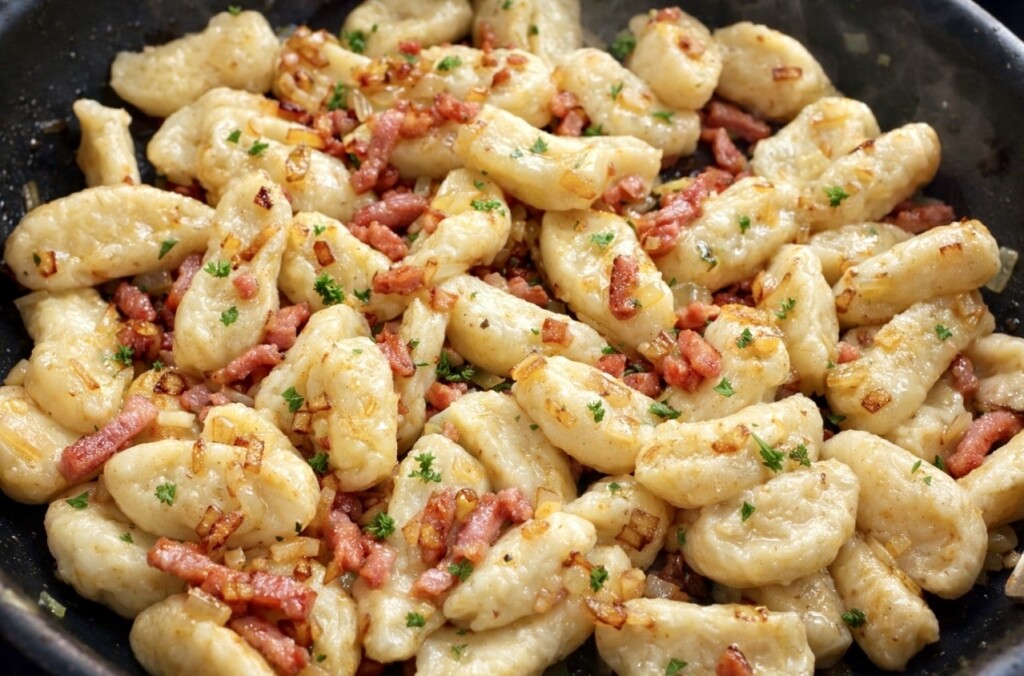 Kluski leniwe z boczkiem i cebulką