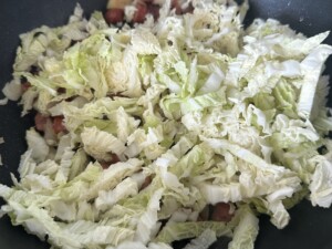 Makaron z wędzonką i kapustą w sosie sojowym - IMG 5064