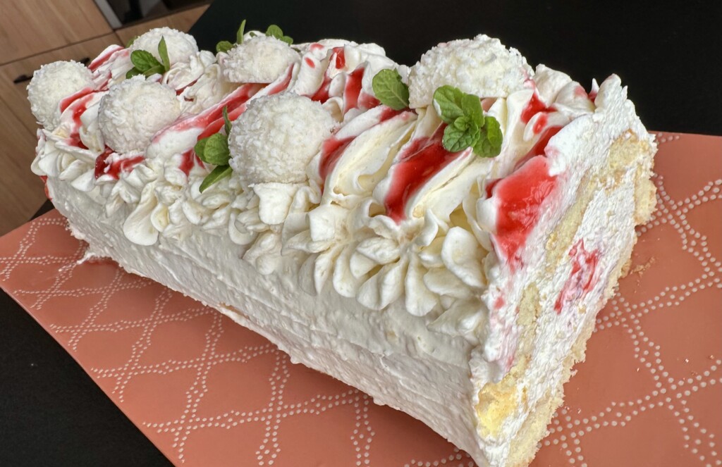 Rolada Raffaello z malinami – ciasto bez pieczenia!