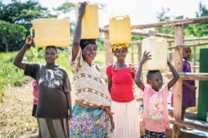 African women and children carrying jerry cans