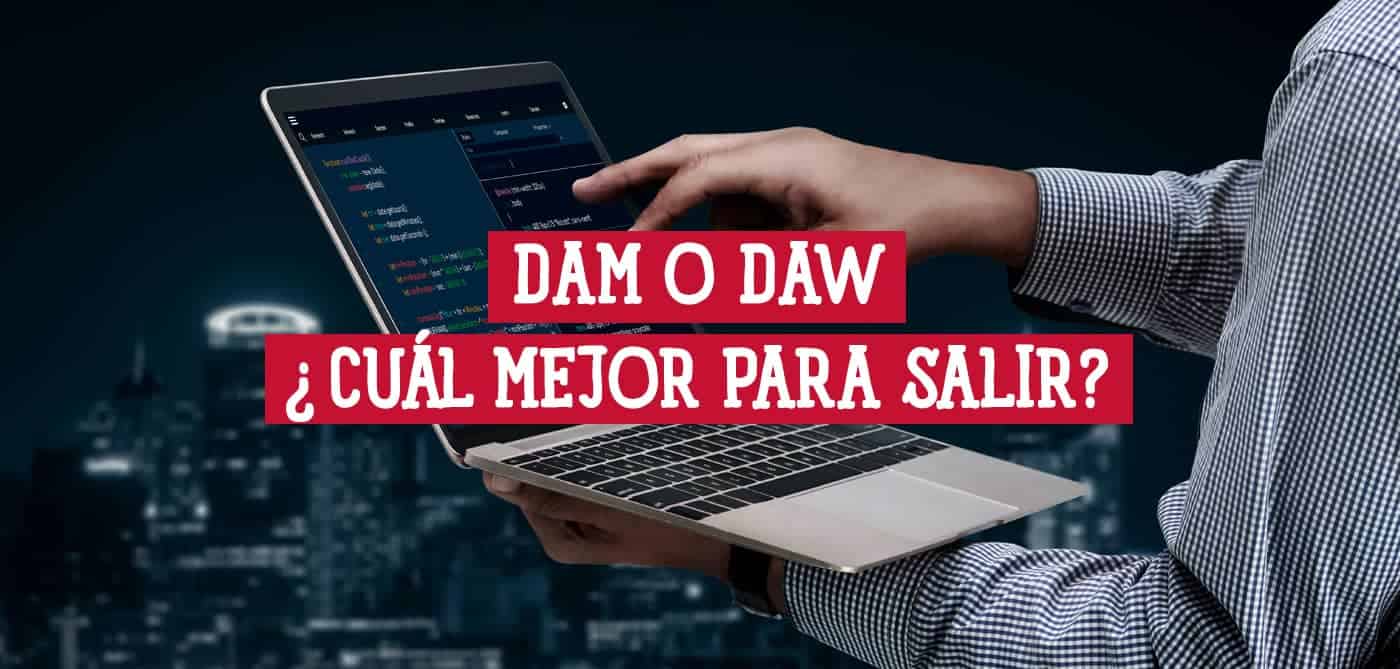 Laptop con código, preguntando sobre DAM o DAW para el trabajo.