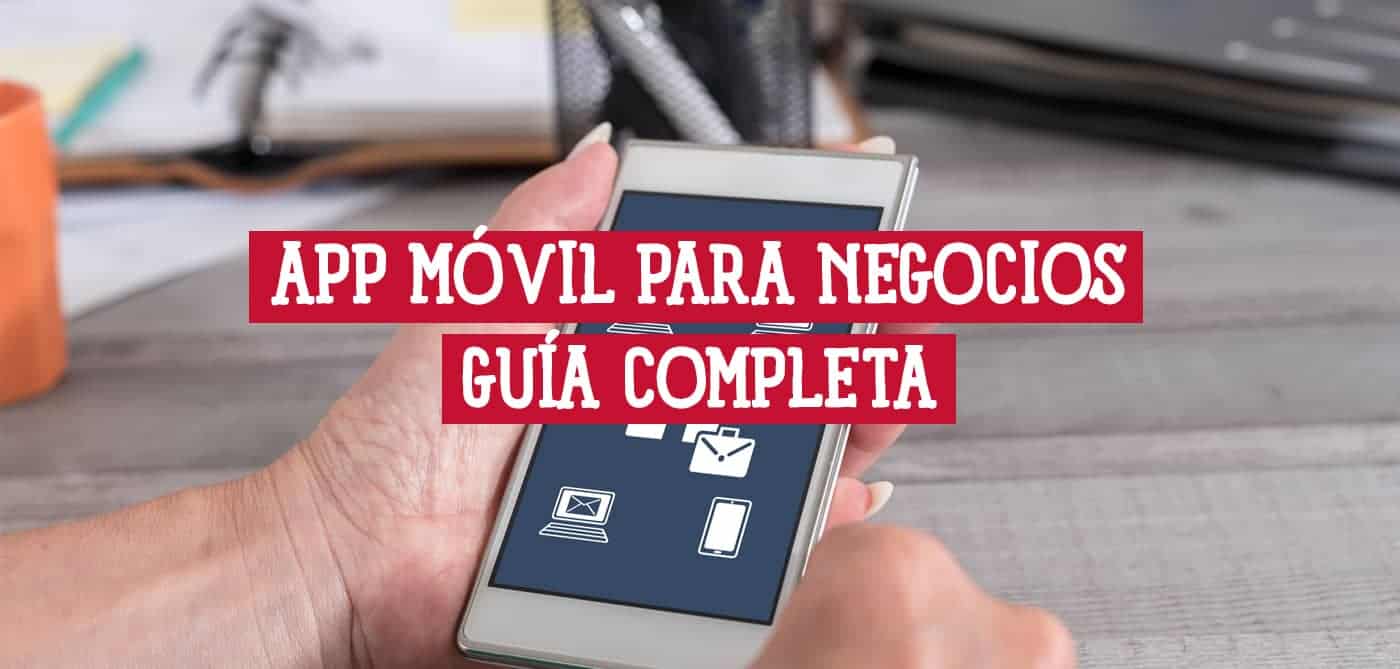 Manos sosteniendo smartphone con iconos de apps de negocios.