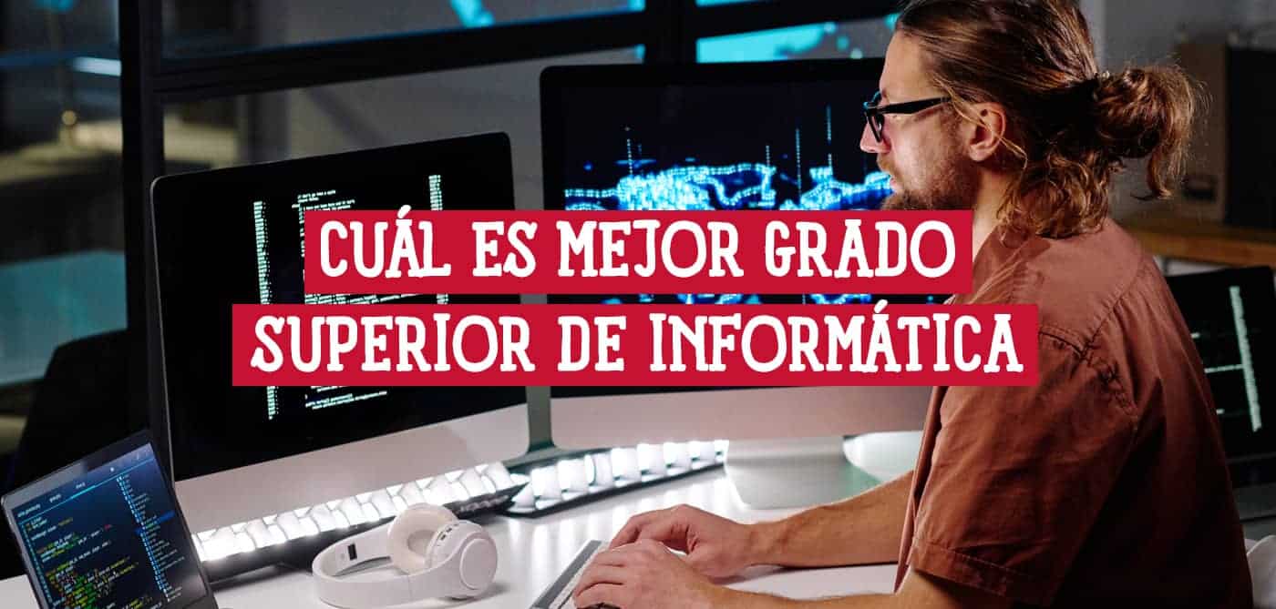 Programador trabajando en computadoras, buscando el mejor grado superior en informática.