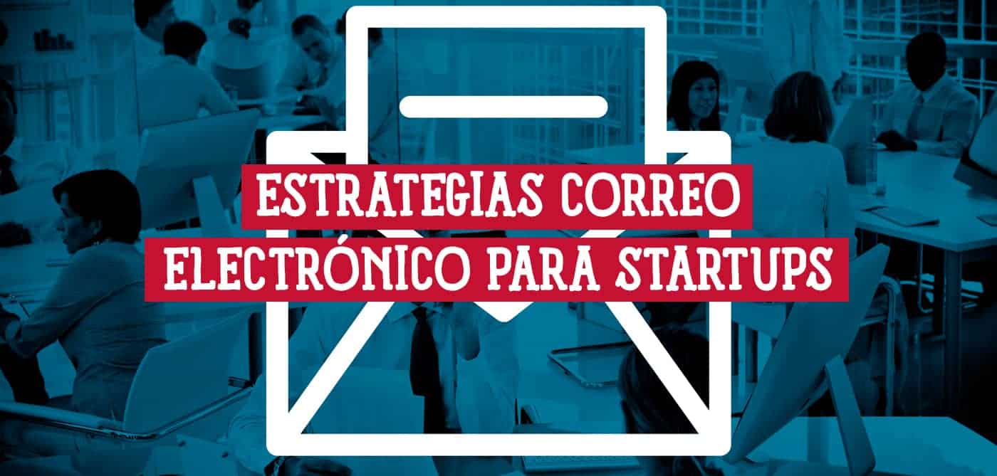 Imagen de un sobre de correo electrónico sobre un fondo de personas trabajando en una oficina, con texto que indica estrategias de correo electrónico para startups.