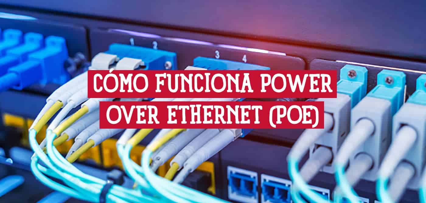 Imagen de cables de fibra óptica conectados a un conmutador de red, con el texto superpuesto "¿Cómo funciona Power over Ethernet (PoE)?".