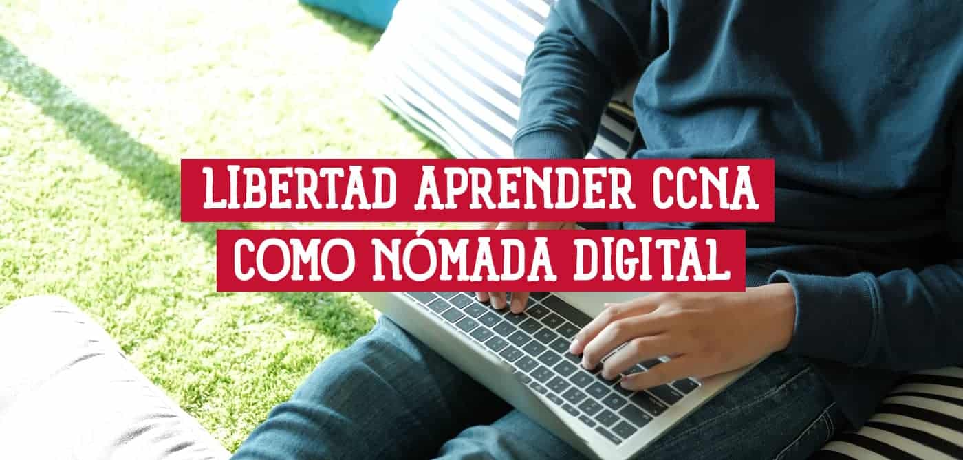 Una persona sentada en un sofá, usando un portátil. Sobre la imagen hay texto que dice: "LIBERTAD APRENDER CCNA COMO NÓMADA DIGITAL".