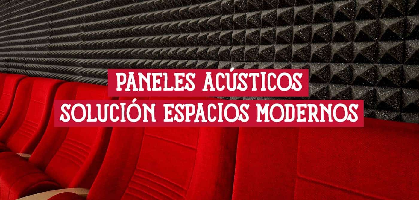 Imagen de paneles acústicos de espuma piramidal negra instalados en una pared.