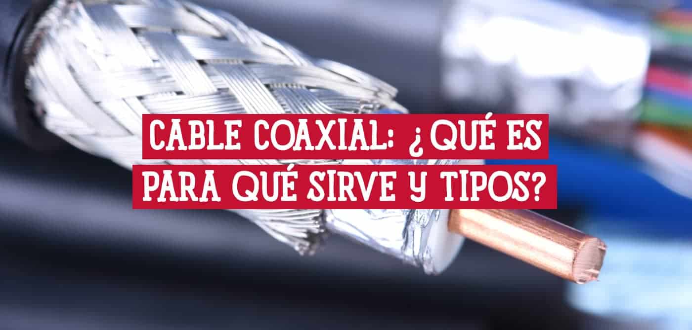 Primer plano de un cable coaxial mostrando su conductor central y blindaje trenzado.