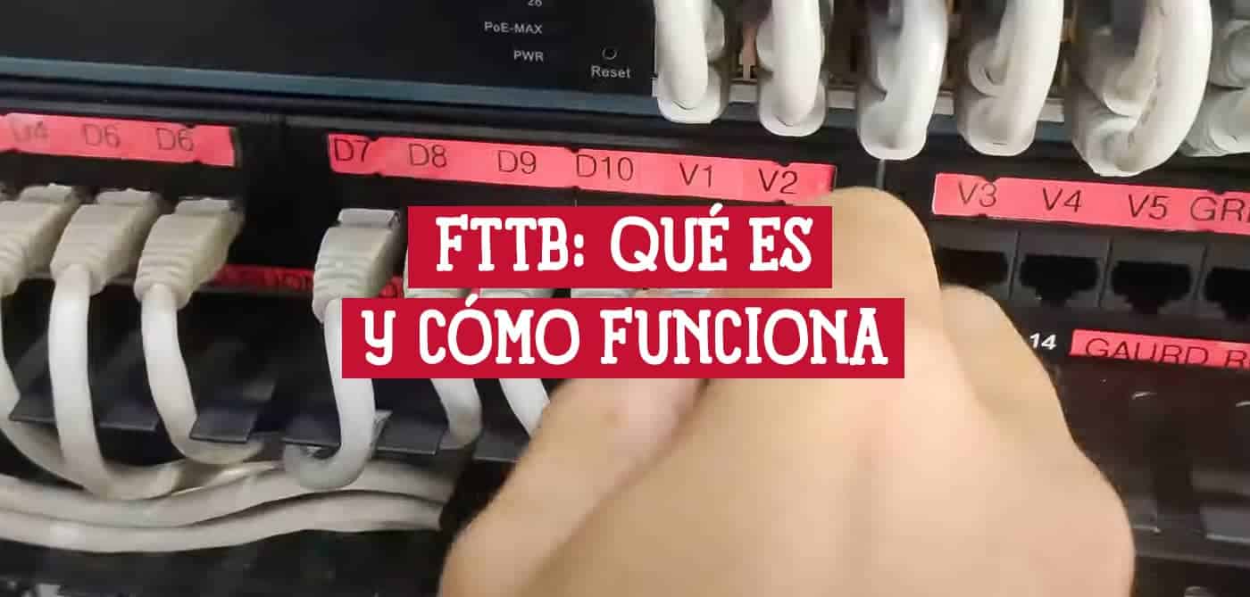 Una mano conecta un cable de red a un conmutador o switch en un rack de servidores. El texto superpuesto en la imagen dice "FTTB: Qué es y cómo funciona".