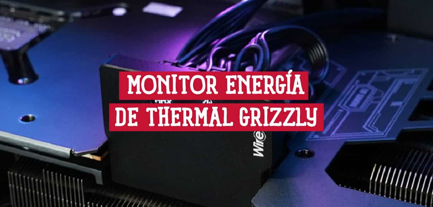 Imagen del nuevo monitor de energía WireView Pro de Thermal Grizzly instalado en un PC, mostrando su diseño compacto y una placa base iluminada en tonos púrpura.