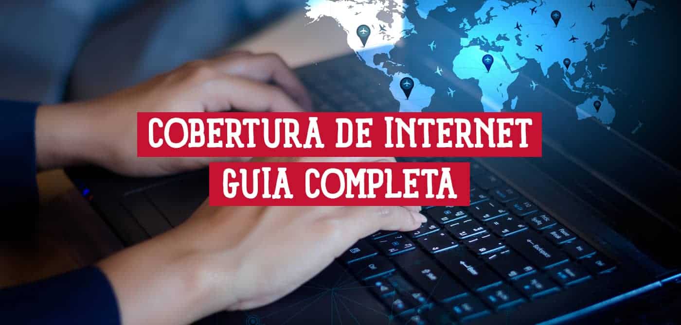 Imagen de manos usando un portátil con un mapa mundial digital superpuesto que muestra la conectividad global. El texto 'Cobertura de Internet Guía Completa' se destaca en un recuadro rojo.