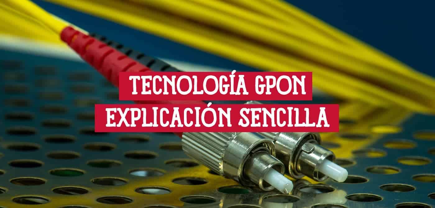 Imagen de dos conectores de fibra óptica sobre una superficie metálica con texto superpuesto: 'Tecnología GPON Explicación Sencilla