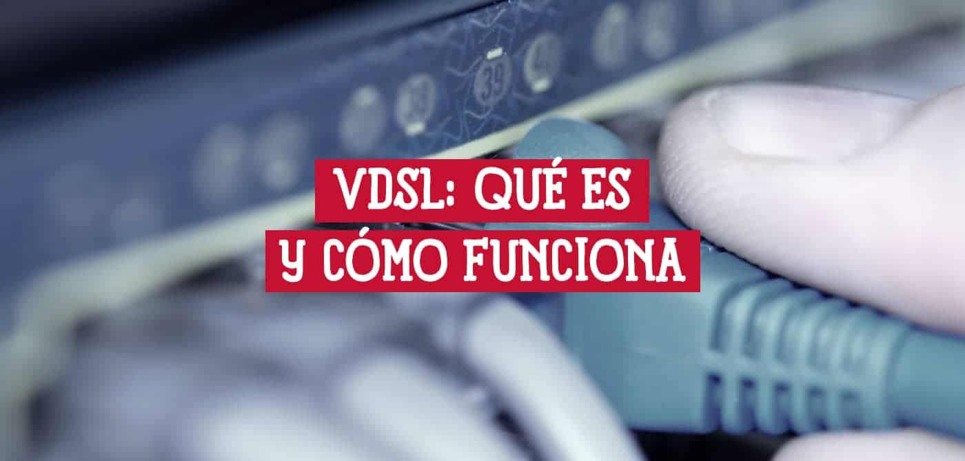 Una mano conecta un cable a un módem o router. El texto superpuesto en la imagen dice: "VDSL: Qué es y cómo funciona".