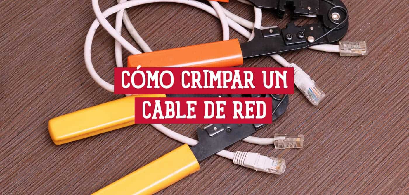 Imagen de una herramienta crimpadora y cables de red sobre una superficie de madera. El texto "Cómo Crimpar un Cable de Red" está superpuesto en la imagen.