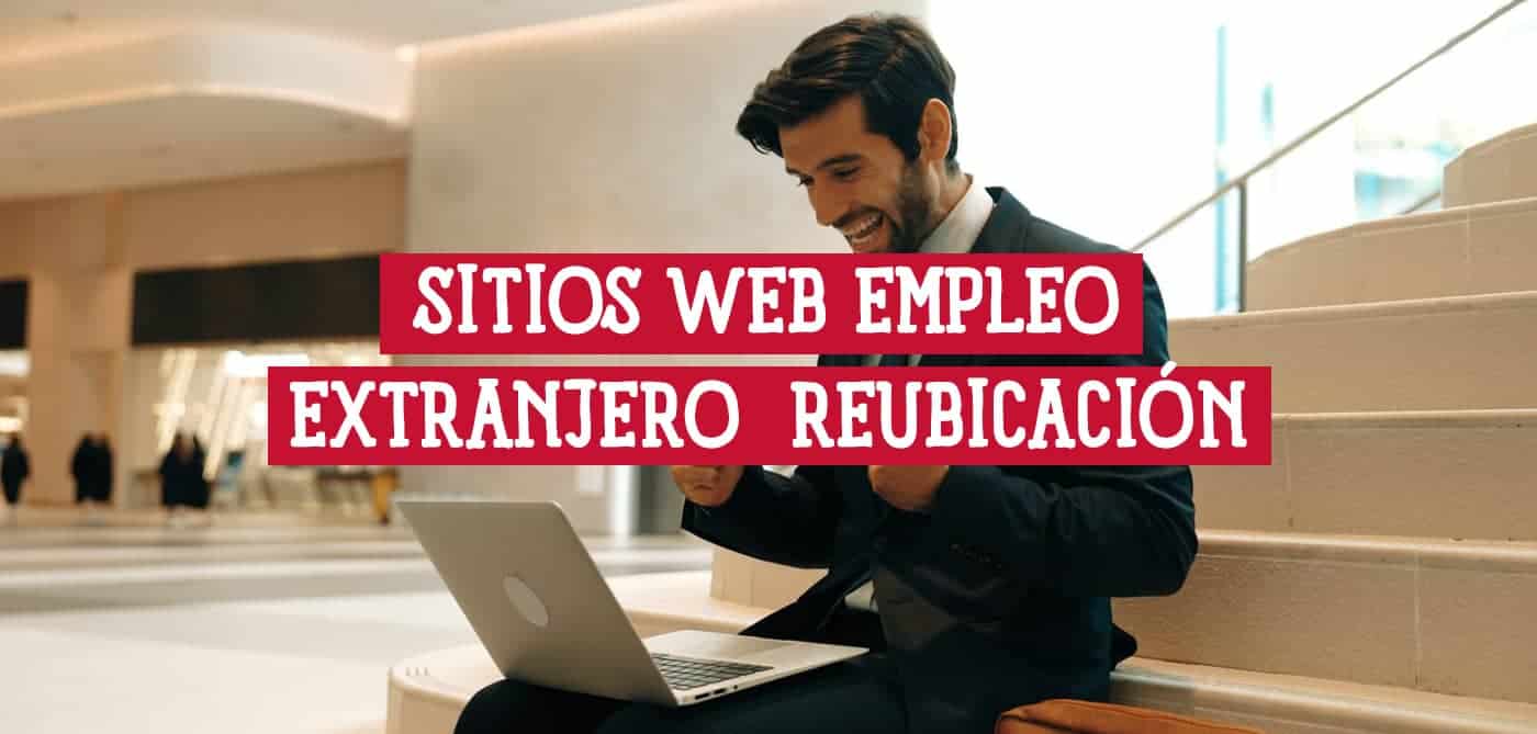 Un hombre de negocios celebra emocionado frente a un portátil, mostrando su éxito al encontrar empleo en el extranjero con ayuda de sitios web especializados en reubicación.