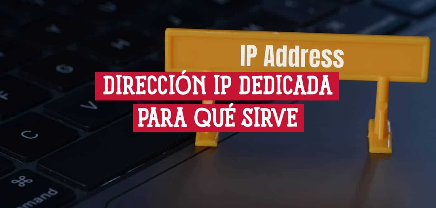 Una dirección IP dedicada: qué es y para qué sirve. Imagen de una señal de tráfico sobre un teclado.