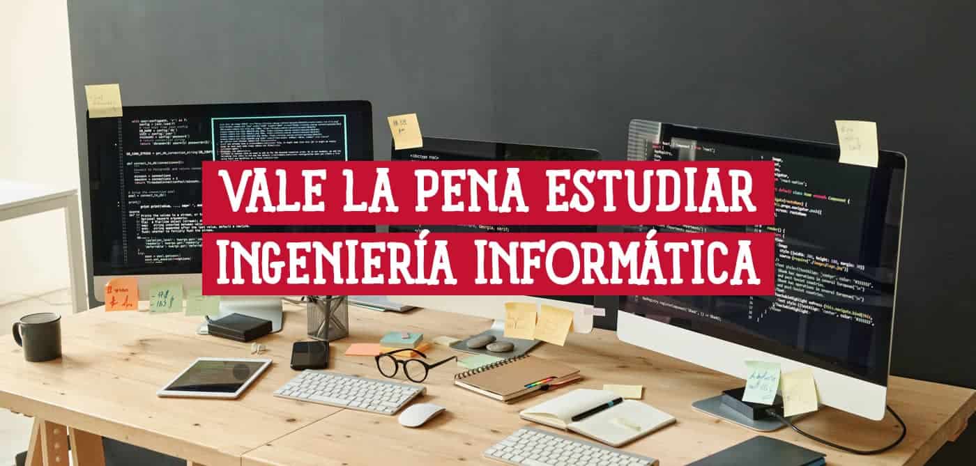Escritorio con ordenadores mostrando código, ideal para estudiar ingeniería informática. Descubre si vale la pena estudiar ingeniería informática.
