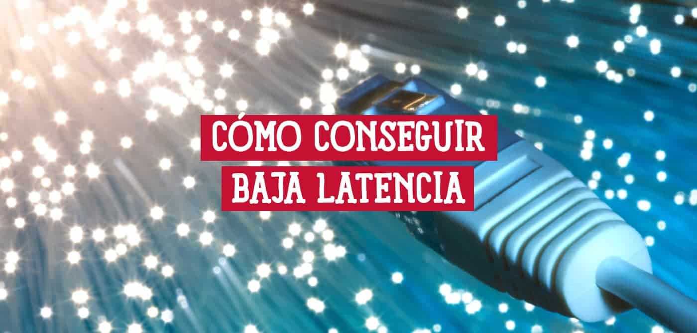 Cable de red Ethernet conectándose con luces brillantes de fibra óptica, ilustrando cómo conseguir baja latencia en redes.