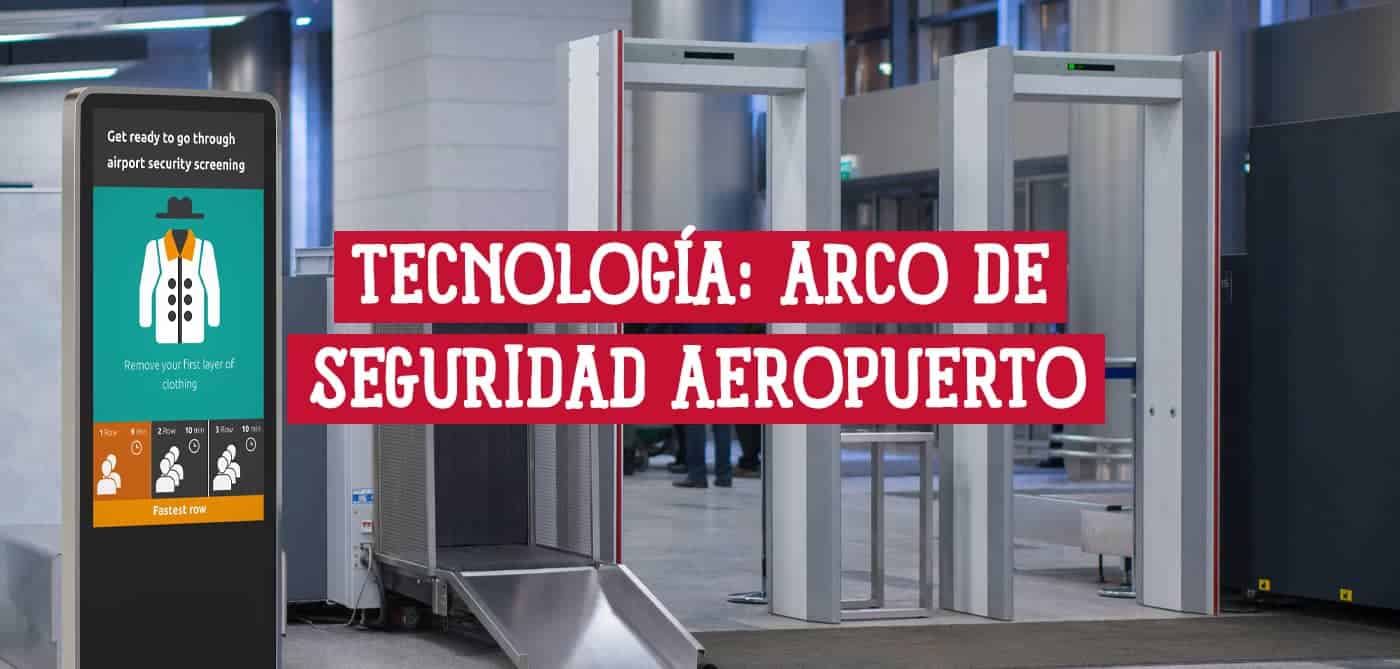Moderno arco de seguridad aeropuerto con pantalla digital de instrucciones para el control rápido de los pasajeros.