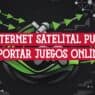 Internet satelital para juegos online: antena parabólica conectada a un mando de videojuego con flechas de datos verdes