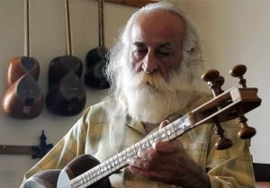 Mohammad Resa Lofti plays the Persian tar