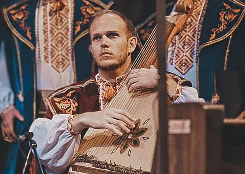 Image of Ukrainian-American musician Luke Lashchuk Miller playing bandura.