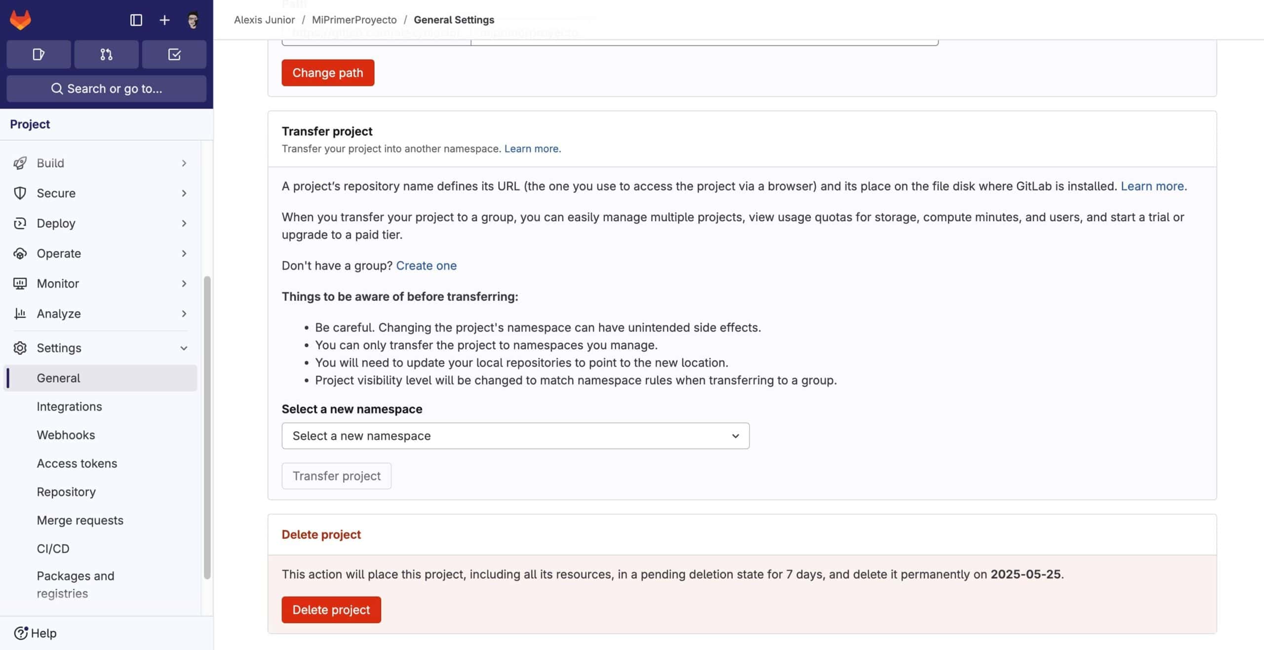 Captura de pantalla de la configuración general de un proyecto en GitLab, mostrando la opción "Delete project".