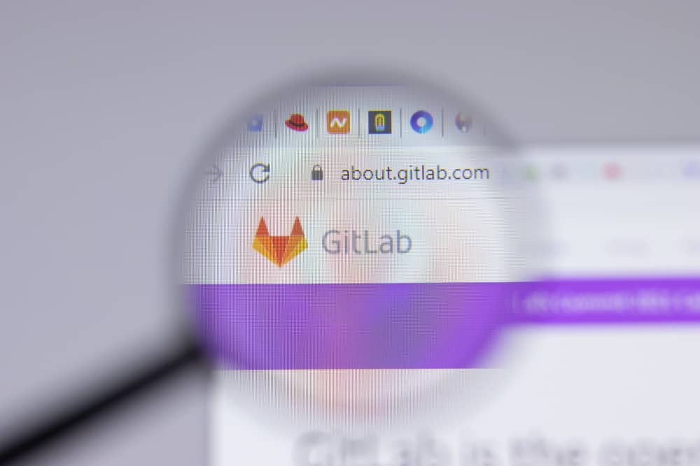 Imagen de primer plano de una pantalla de computadora que muestra la página web de GitLab en un navegador web. La URL about.gitlab.com es visible en la barra de direcciones.