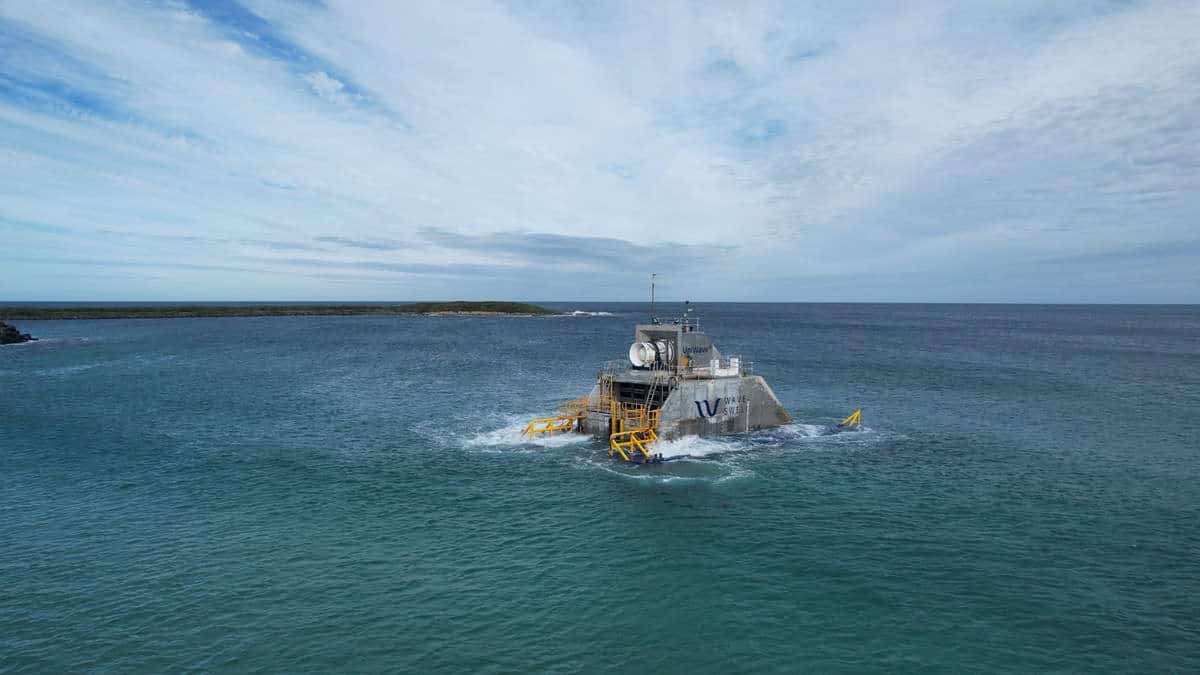 Wave power device floating in sea