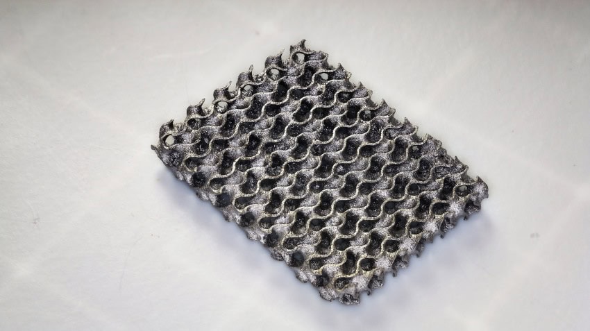 A 3d printed iron lattice structure made of interconnecting wavy subunits