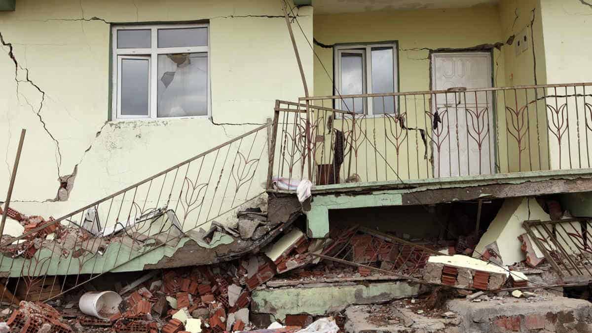 Earthquake damage house