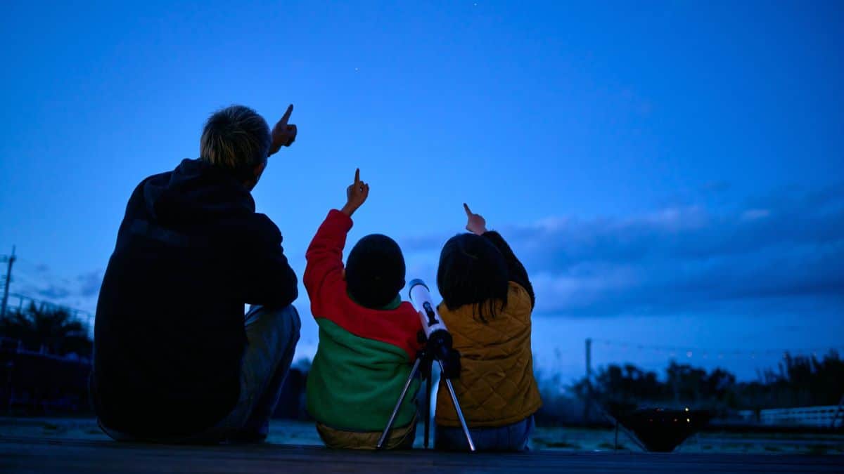 parent and children stargazing