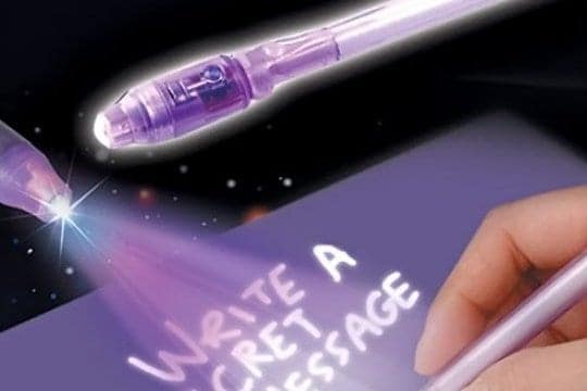 עט הקסמים - מכיל דיו מיוחד המתגלה רק תחת תאורת UV