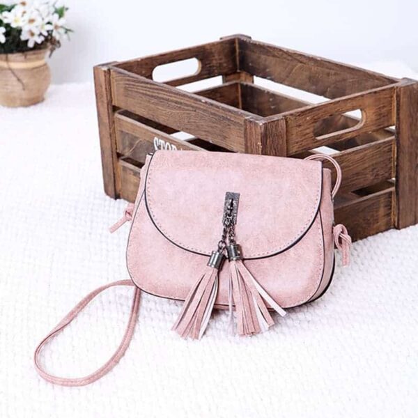 תיק צד ליום או ערב עם קישוט ציציות