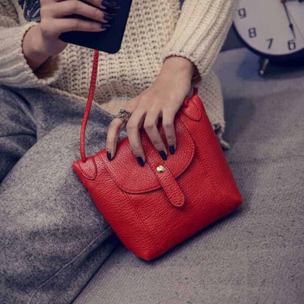 תיק צד קטן בצבע אדום מעור נובוק - כל אחת צריכה תיק אדום!