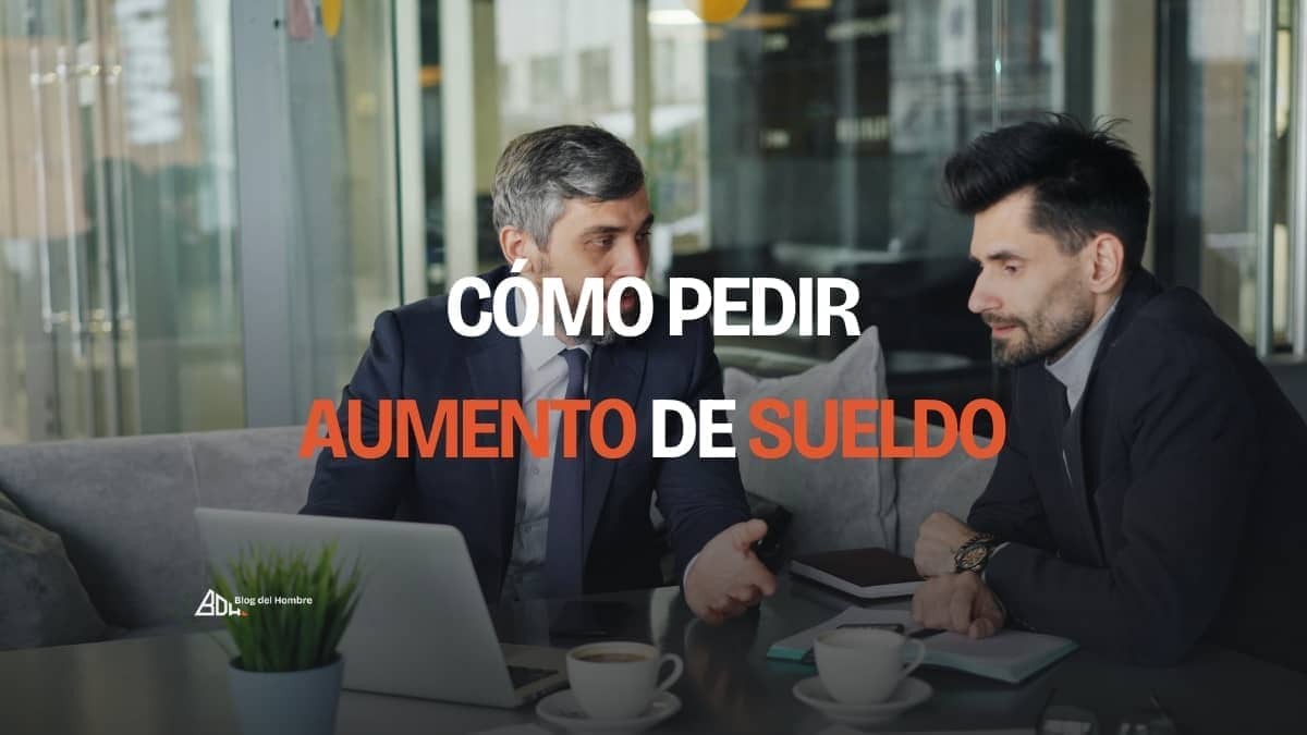 Hombre en una reunión con su jefe, aplicando una estrategia sobre cómo pedir un aumento de sueldo de forma profesional.