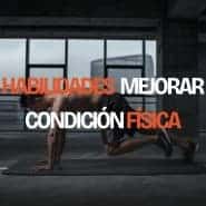 Hombre haciendo un ejercicio de cardio en un gimnasio urbano, enfocado en las habilidades para mejorar la condición física.