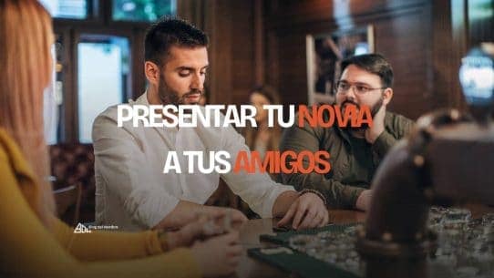 Hombre en un bar en el momento de presentar su novia a sus amigos, una situación social importante en una relación de pareja.