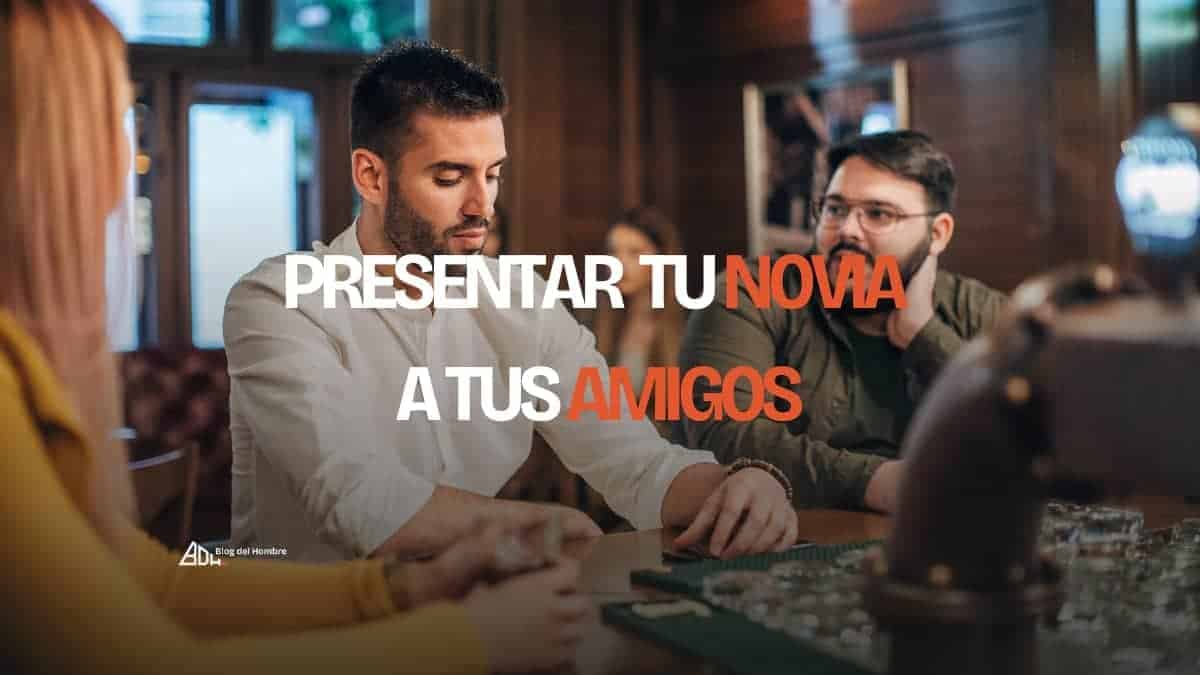 Hombre en un bar en el momento de presentar su novia a sus amigos, una situación social importante en una relación de pareja.