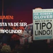 Hombre sosteniendo el libro ¡Basta ya de ser un Tipo Lindo! de Dr. Robert Glover, rodeado de flores y un peluche