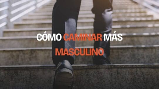 Hombre subiendo escaleras con zapatos de vestir y buena postura, ejemplo de cómo caminar más masculino