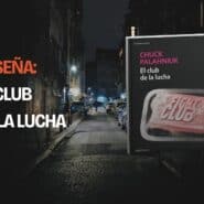 El libro El club de la lucha de Chuck Palahniuk, edición de Debolsillo, en una calle vacía de noche