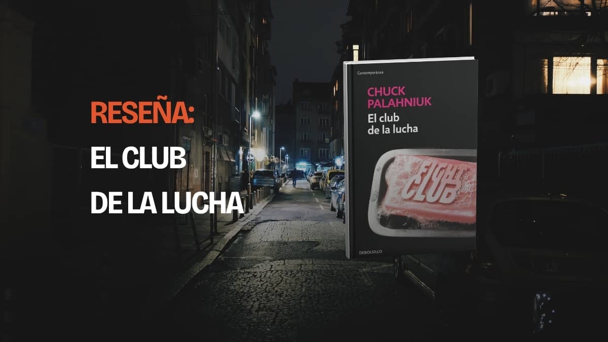 El libro El club de la lucha de Chuck Palahniuk, edición de Debolsillo, en una calle vacía de noche