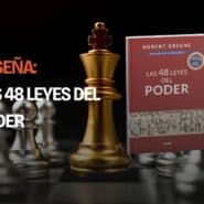 Rey dorado de ajedrez junto al libro Las 48 leyes del poder de Robert Greene, edición de Océano, sobre un tablero