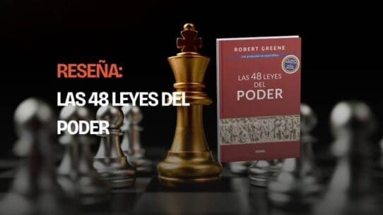Rey dorado de ajedrez junto al libro Las 48 leyes del poder de Robert Greene, edición de Océano, sobre un tablero