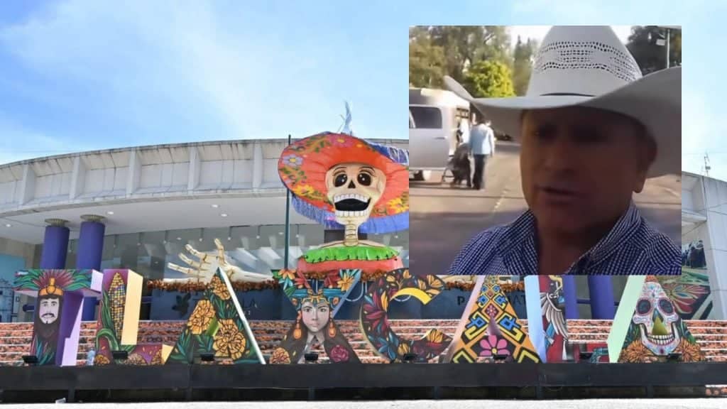 Vendedor de flores y decorados con calaveras de cartón en Tlaxcala durante el Día de Muertos. Noche de ofrendas tradicionales en la explanada del Estado, con alta participación ciudadana y coloridas exhibiciones.